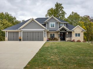 8088 Silver Oaks Dr, Dubuque, IA 52003