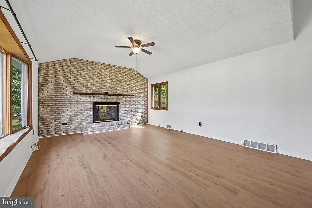 3 bed, 1.5 bath, 1238 sqft, $3,000 — Photo 3