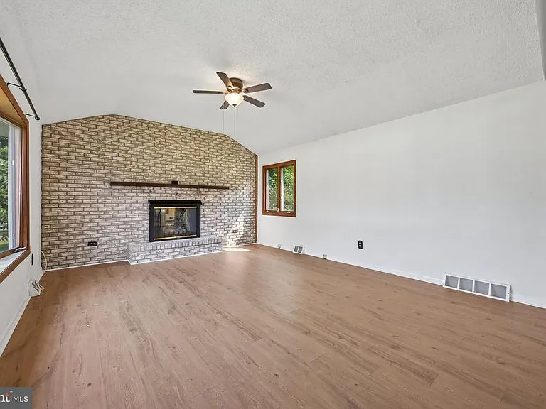 118 Sylvan Ter — Photo 3