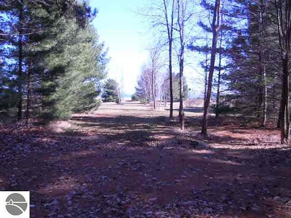 5th image of 560 Huron Hills Dr
