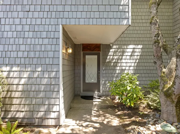 530 N Hayden Bay Dr, Portland, OR 97217