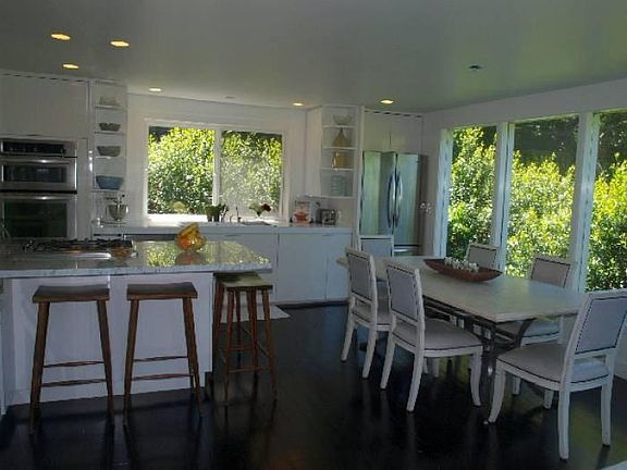 Kitchen & Dining Area
