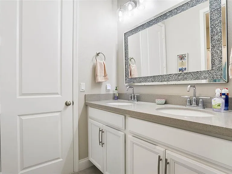 8414 Vivaro Isle Way — Photo 35