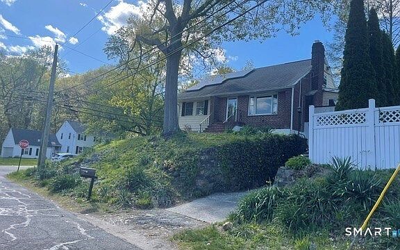 3rd image of 310 Douglas Street