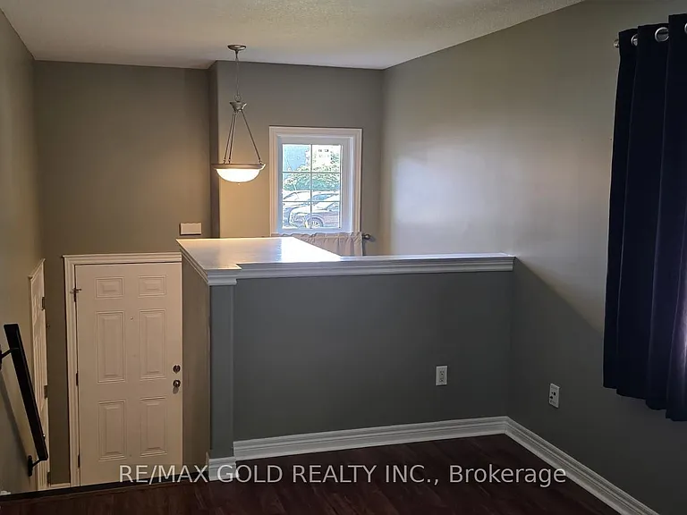 11 Rose Ave — Photo 5