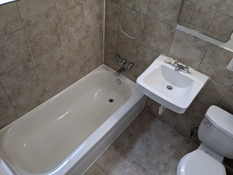 2505 Kenton St — Photo 8