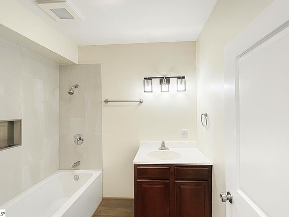5th image of 795 Howard St