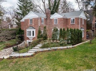 6 Great Oak Rd, Manhasset, NY 11030