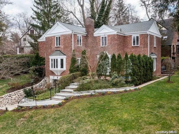 6 Great Oak Road, Manhasset, NY 11030