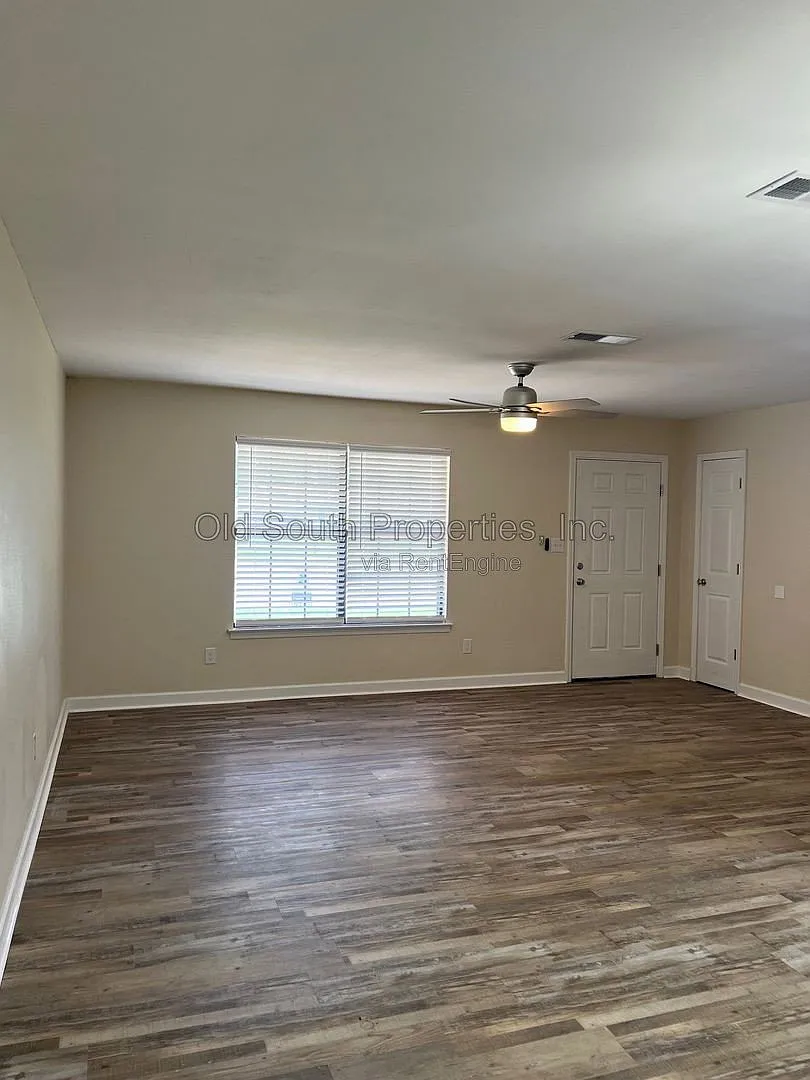 3 bed, 2.0 bath, 1170 sqft, $1,650 — Photo 2
