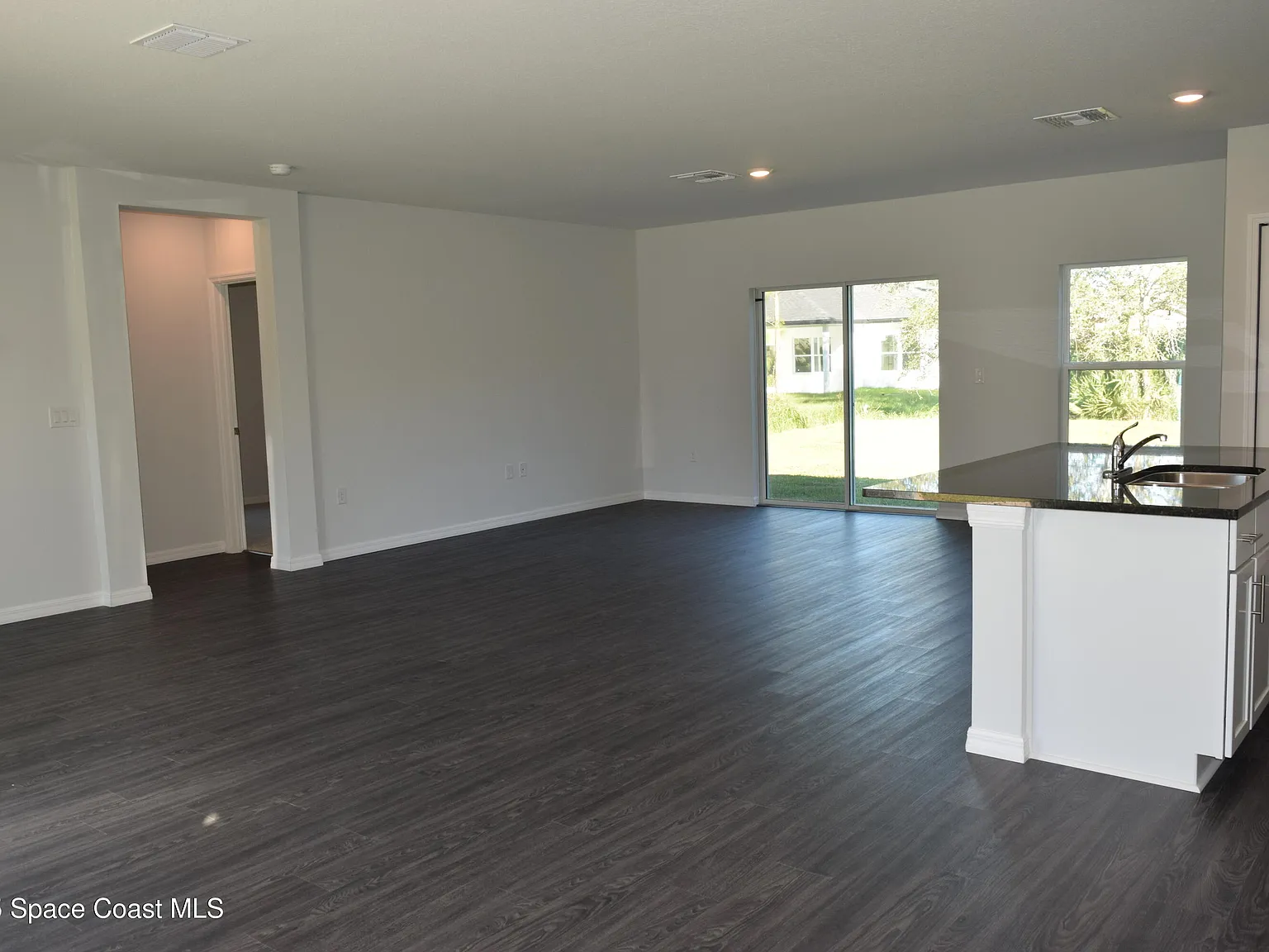 3 bed, 2.0 bath, 1663 sqft, $2,200 — Photo 3