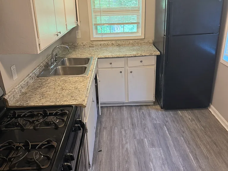 1670 Lakewood Ave SE — Photo 2