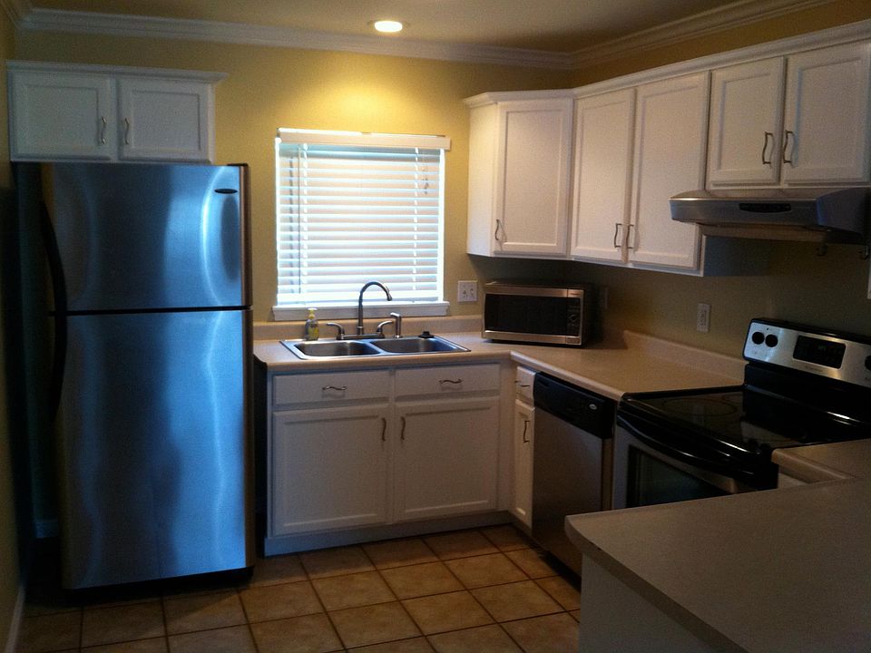 Kitchen w/stainless steel appliances