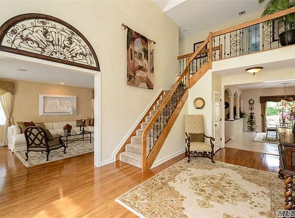 2nd image of 10 Woodbury Farms Dr