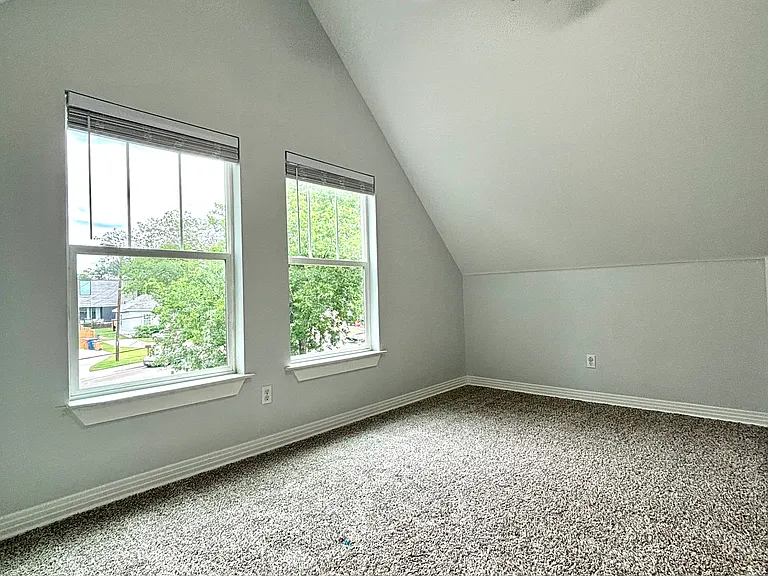 2924 E 13th St — Photo 25