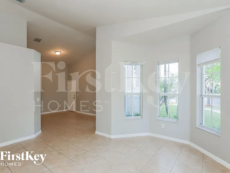1700 NE 37th Pl — Photo 5