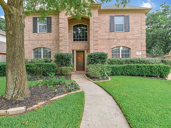 Welcome to your spectacular new home! This house has a stunning front yard with immaculate landscaping, and mature trees.