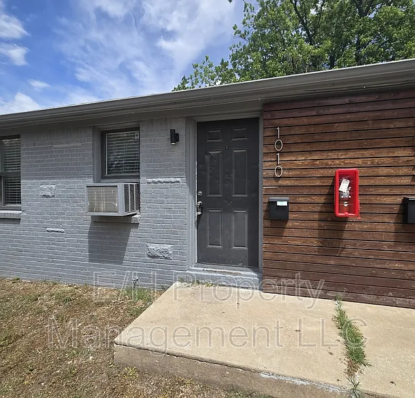 1010 E 8th St N — Photo 1