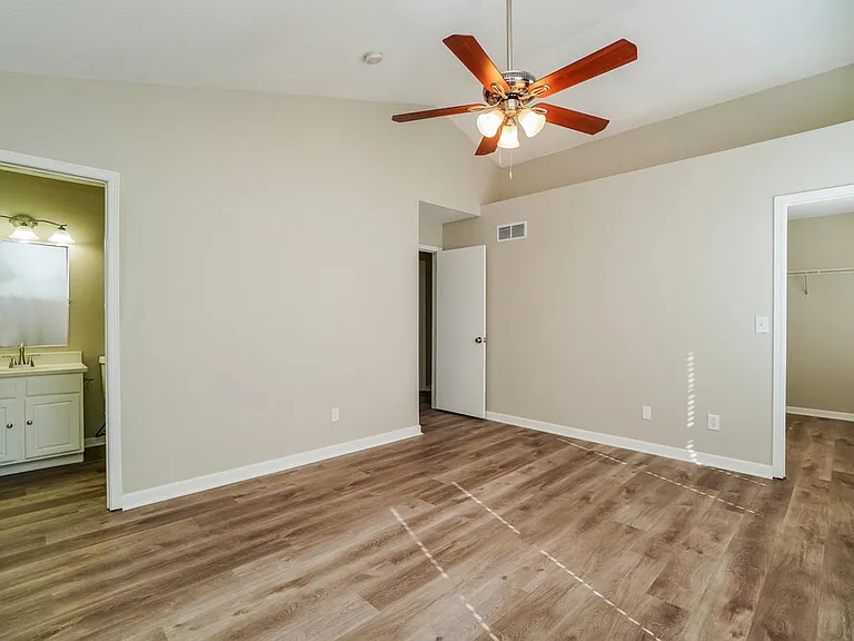 1041 Oxford Dr N — Photo 12
