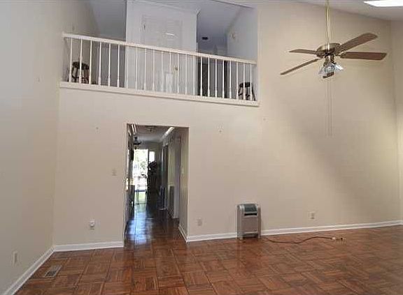 3rd image of 1657 Country Club Dr APT 2