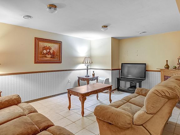 5th image of 1426 S Coachlight Dr