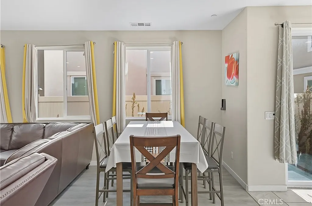 5 bed, 2250 sqft, $4,000 — Photo 3