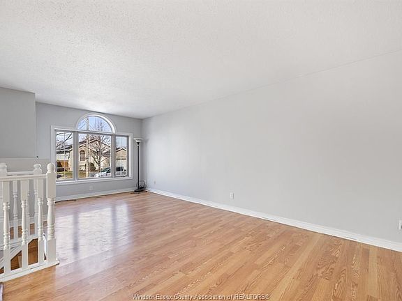 5th image of 1871 Fuller Cres