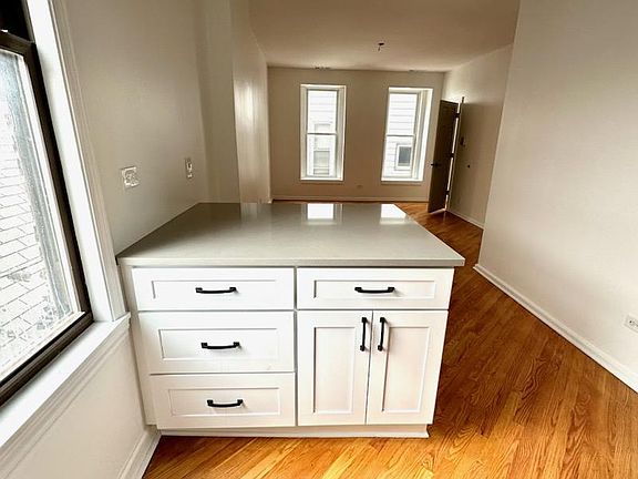 3rd image of 2025 N Clifton Ave #2B