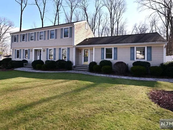 56 Trommel Dr, Mahwah, NJ 07430