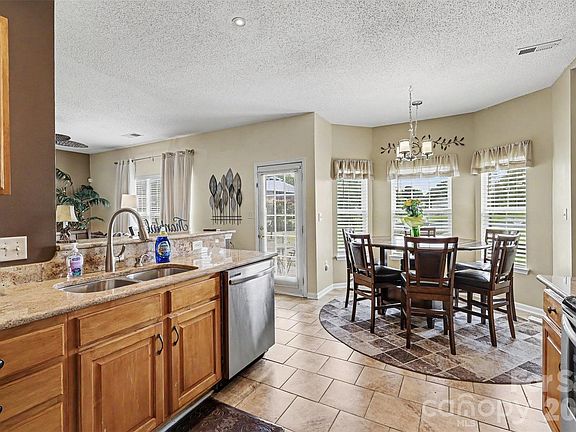 5th image of 1826 Conifer Cres