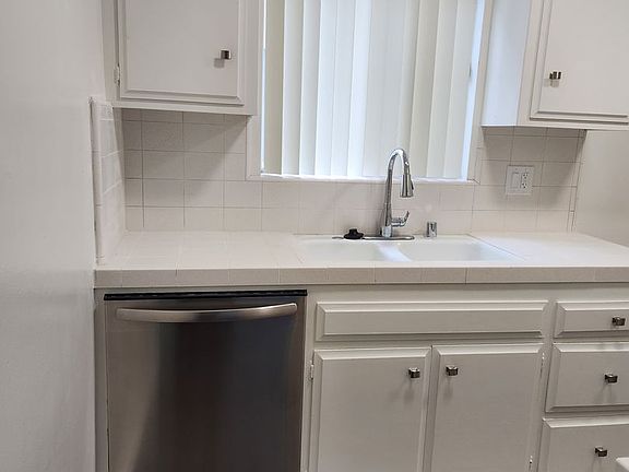 5th image of 334 S Gramercy Pl #207