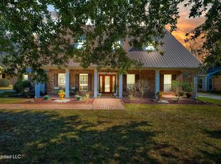910 N Country Club Ln, Biloxi, MS 39532