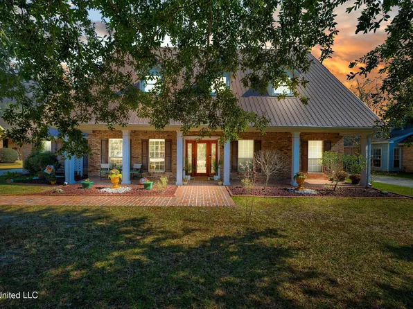 910 N Country Club Ln, Biloxi, MS 39532