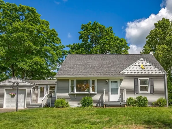 11 Moon St, Enfield, CT 06082