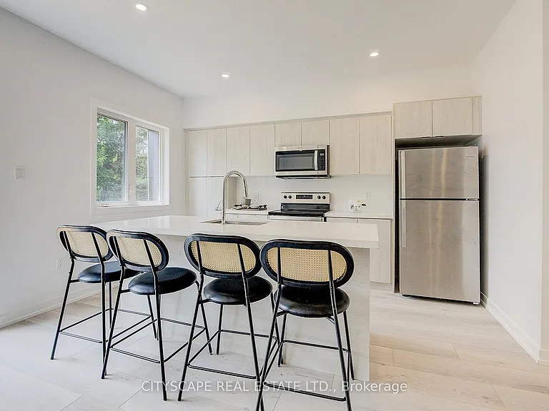 416 Dundas St S #13 — Photo 1