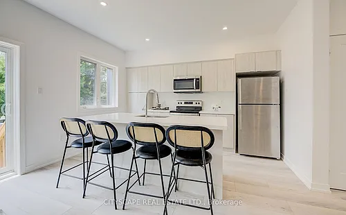 416 Dundas St S Photo 1