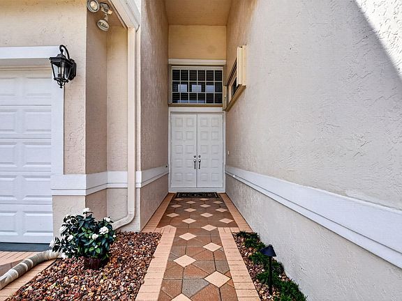 4th image of 6871 Fairway Lakes Drive