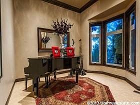 5th image of 1076 N Twickenham Dr