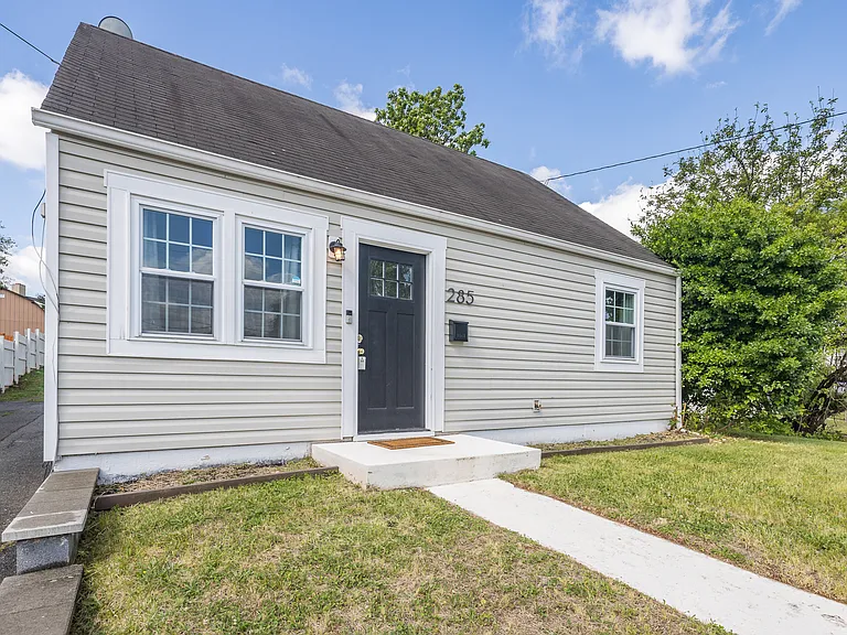 285 Manassas Dr — Photo 2