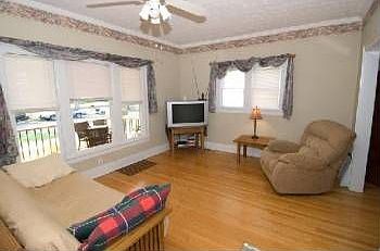 2nd image of 1009 E Victoria St