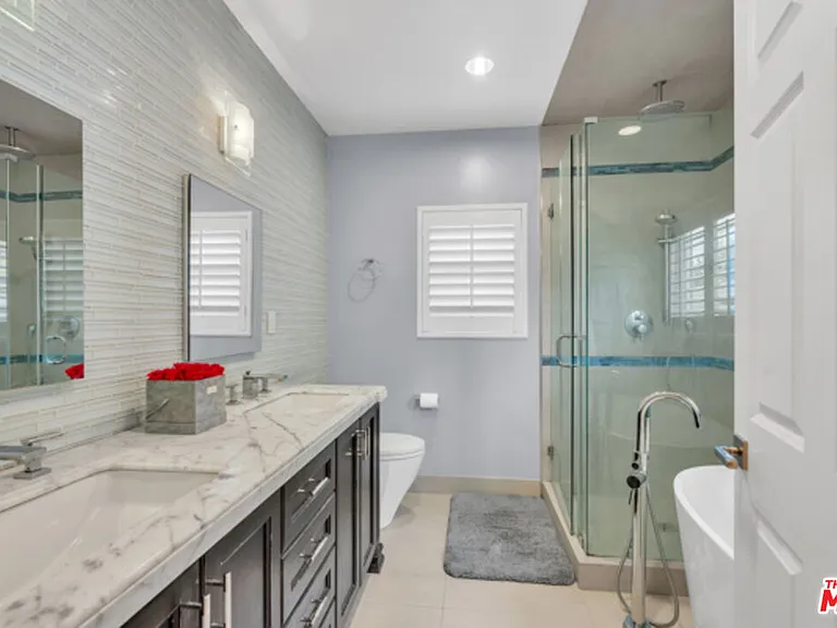 326 N Doheny Dr — Photo 19