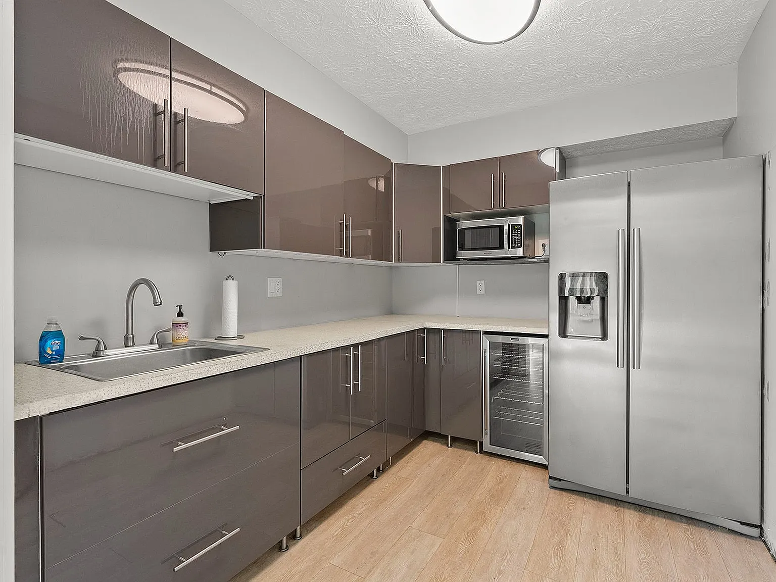 Center Court Apartments — Photo 2