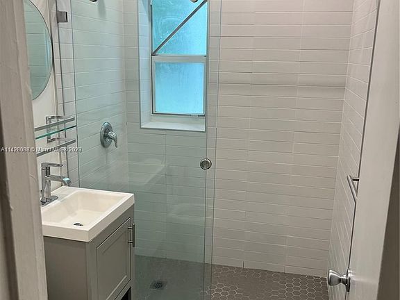 4th image of 1011 9th St APT 1