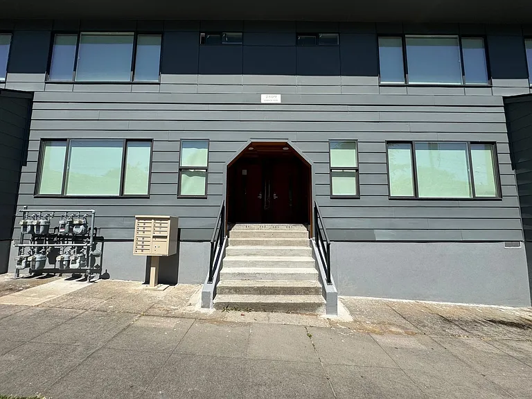 2809 SE Washington St — Photo 1