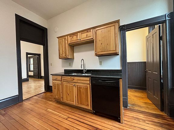 2nd image of 937 University Ave W APT 3