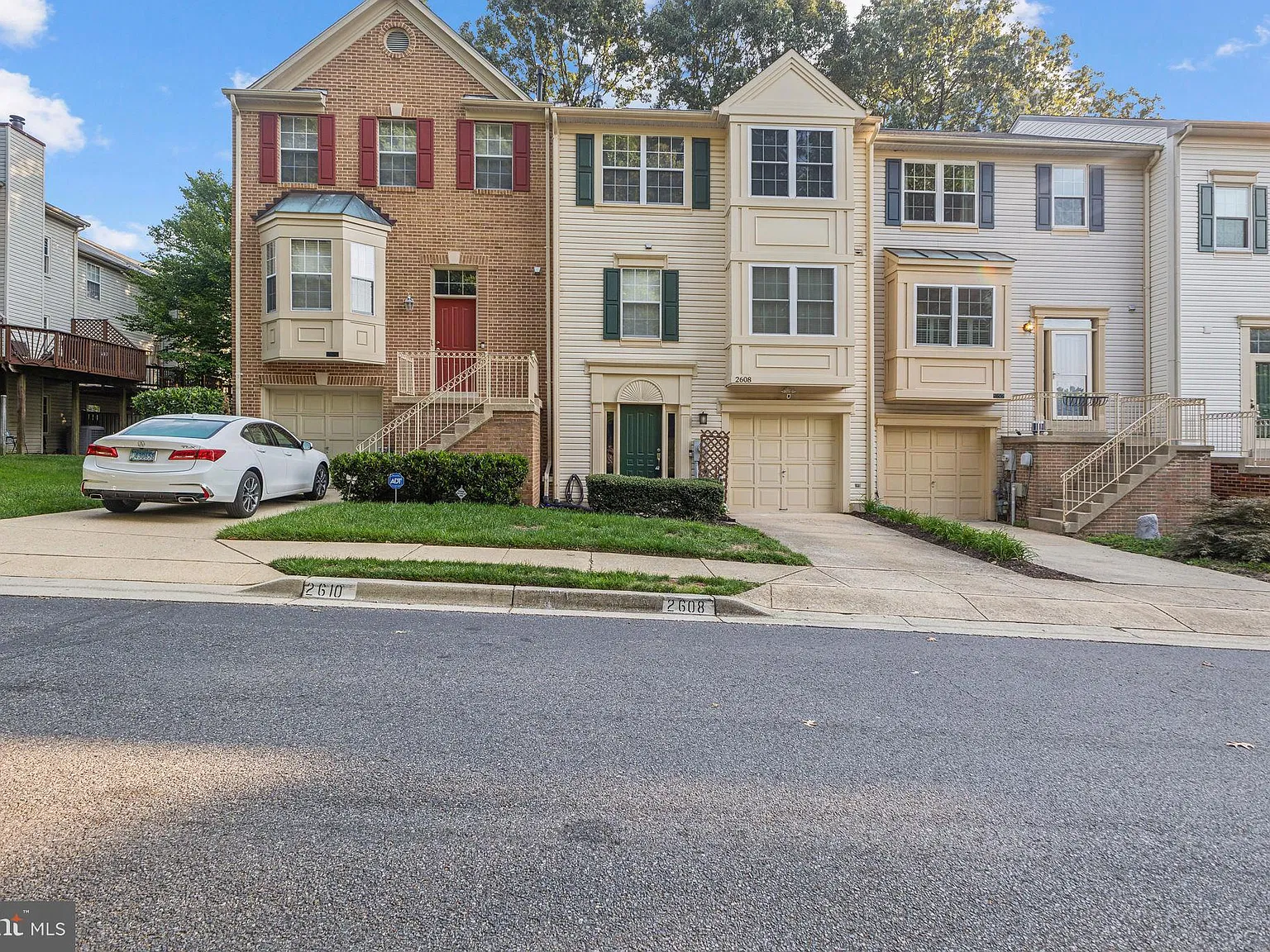 3 bed, 4.0 bath, 1988 sqft, $3,065 — Photo 2