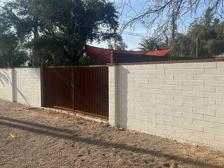 This is the entrance to the Guest House. It's on the street "Monte Vista". Which is a crossroads to Forgeus.