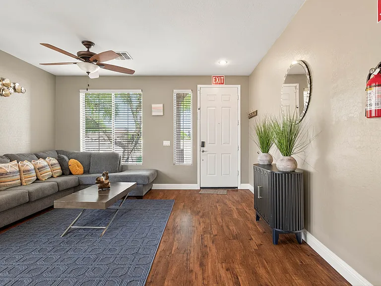2433 W Ellis St — Photo 47