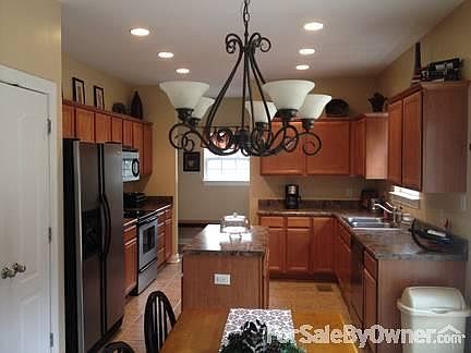 Eat-in Kitchen
						:
						All stainless steel kitchen appliances stay