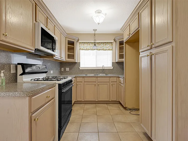 3816 Newton Dr — Photo 4